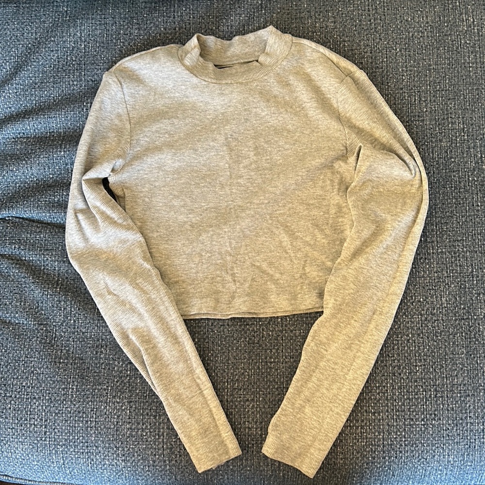 Grey long sleeve crop top. XS